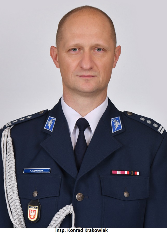 Komendant Miejski Policji w Radomiu inspektor Konrad Krakowiak w granatowym mundurze policyjnym