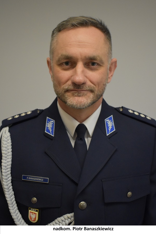 Pierwszy Zastępca Komendanta Miejskiego Policji w Radomiu nadkomisarz Piotr Banaszkiewicz w granatowym mundurze policyjnym