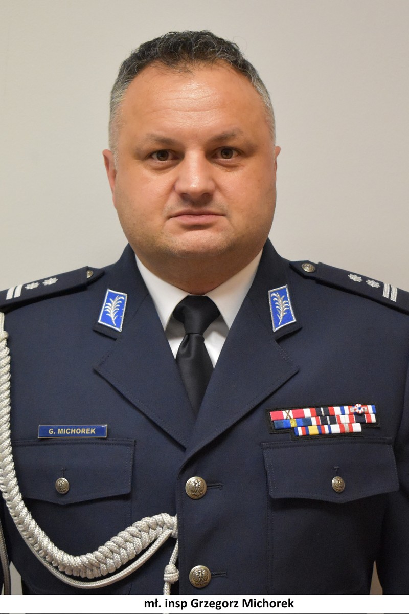 Zastępca Komendanta Miejskiego Policji w Radomiu młodszy inspektor Grzegorz Michorek w granatowym mundurze policyjnym