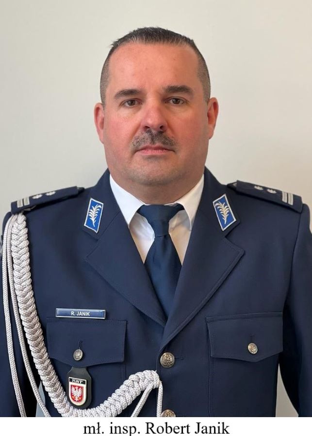 Komendant Miejski Policji w Radomiu młodszy inspektor Robert Janik w granatowym mundurze policyjnym